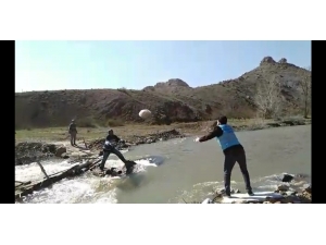 Derenin Karşı Yakasında Yaşayanlara Ekmek Böyle Ulaştırıldı