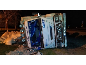 Un Yüklü Kamyon Devrildi