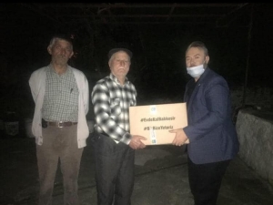 Burhaniye’de Ak Parti İhtiyaç Sahiplerine Yardım Kolisi Dağıttı