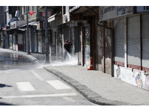 Zonguldak’ta Sokaklar Boş Kaldı, Ekipler Temizliğe Başladı