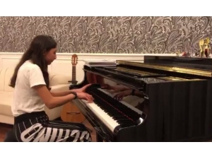 12 Yaşındaki Duru Ercoşkun’dan Sokağa Çıkmayan Vatandaşlara Piyano Resitali