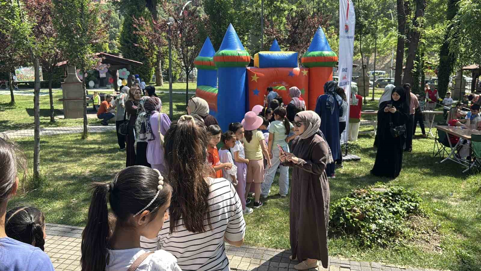 yuzlerce-ogrenci-yil-sonu-bitirme-senliginde-doyasiya-eglendi
