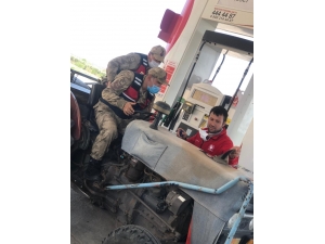 Mazotu Biten Çiftçinin Yardımına Jandarma Koştu