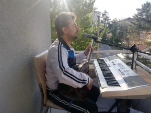 Ankaralı Sanatçıdan Balkon Konseri