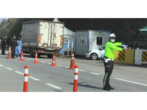 Trabzon-giresun Arasındaki Kontrol Noktasında Uygulamalar Devam Ediyor