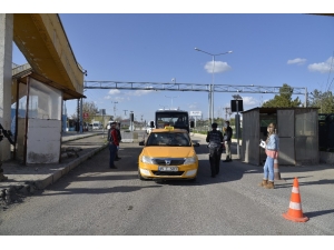 Uygulama Noktalarındaki Sağlık Çalışanları Ve Polislere Sıcak Çorba İkramı