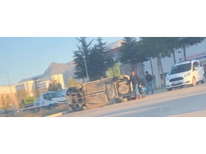 Virajı Alamayan Otomobil Devrildi: 3 Yaralı