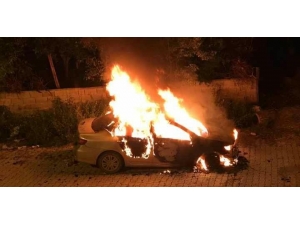 Samandağ’da Park Halindeki Otomobil Kundaklandı