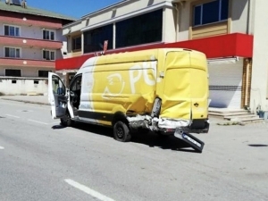 Sakarya’da Boş Yolda 2 Ptt Aracının Çarpıştığı Kaza Şaşırttı