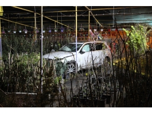 Sokağa Çıkma Kısıtlamasına Uymayan Ehliyetsiz Sürücü Kazaya Karıştı