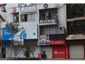 Vatandaşlar Balkondan Yem Attı, Görevliler Besledi