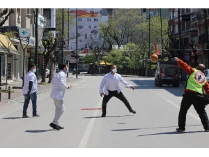 En İşlek Caddeye İp Gerip Voleybol Oynadılar