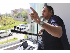 Ünlü Sanatçı Ankaralı Coşkun’dan Balkon Konseri