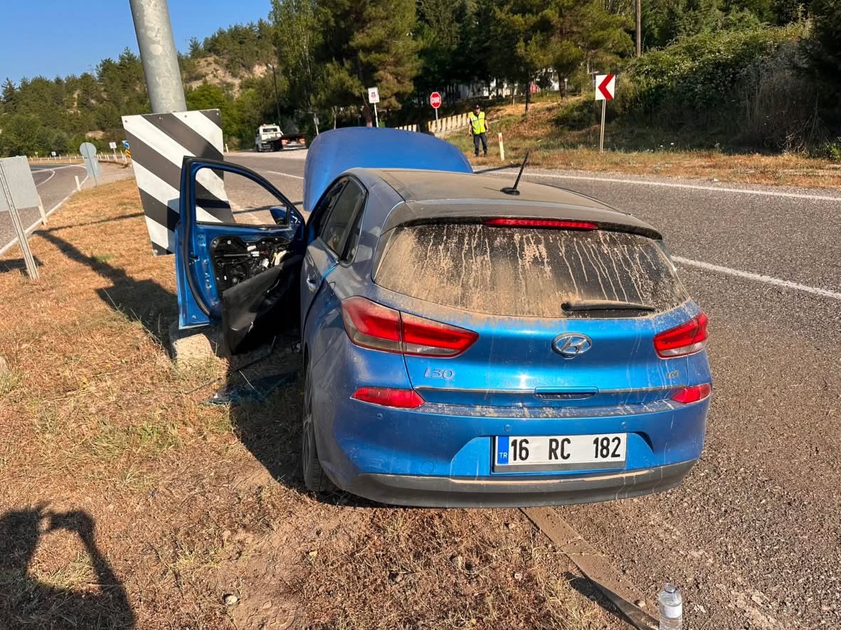 refuje-carpan-otomobildeki-2-si-cocuk-4-kisi-yaralandi