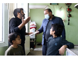 Diyarbakırlı İş Adamı Kapı Kapı Dolaşıp İhtiyaç Sahiplerine Para Dağıttı