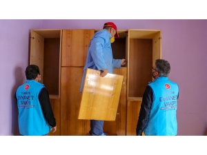 Tdv Gönüllüleri Ve Din Görevlileri Yaşlı Ve Hastaların Yardımına Koşuyor