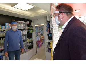 Başkan Utku Gümrükçü’den Kargo Ve Eczane Çalışanlarına Siperlik