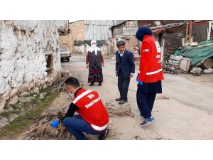 Yaşlı Çiftin Odunlarını Görevliler Kırdı