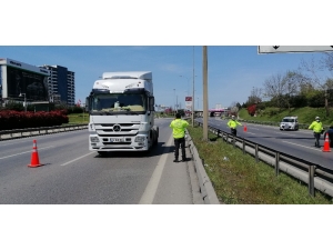 Sokağa Çıkan Genç Polisleri "Dedeme Yemek Götürdüm" Diye Kandırmaya Çalıştı