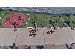 Araç Ve Yaya Trafiğine Kapatılan Dünyaca Ünlü Sahil Atlı Birliklerin Kontrolünde