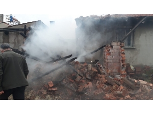 Afyonkarahisar’da Bir Evde Çıkan Yangın Mahalle Halkını Korkuttu