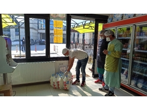 Sütçüden Sağlıkçılara Sütle Teşekkür