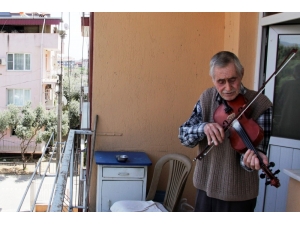 76 Yaşındaki Huzurevi Sakininden Balkon Konseri