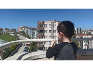 Bursa’da Aracından Müzik Çaldı, Komşular Eşlik Etti