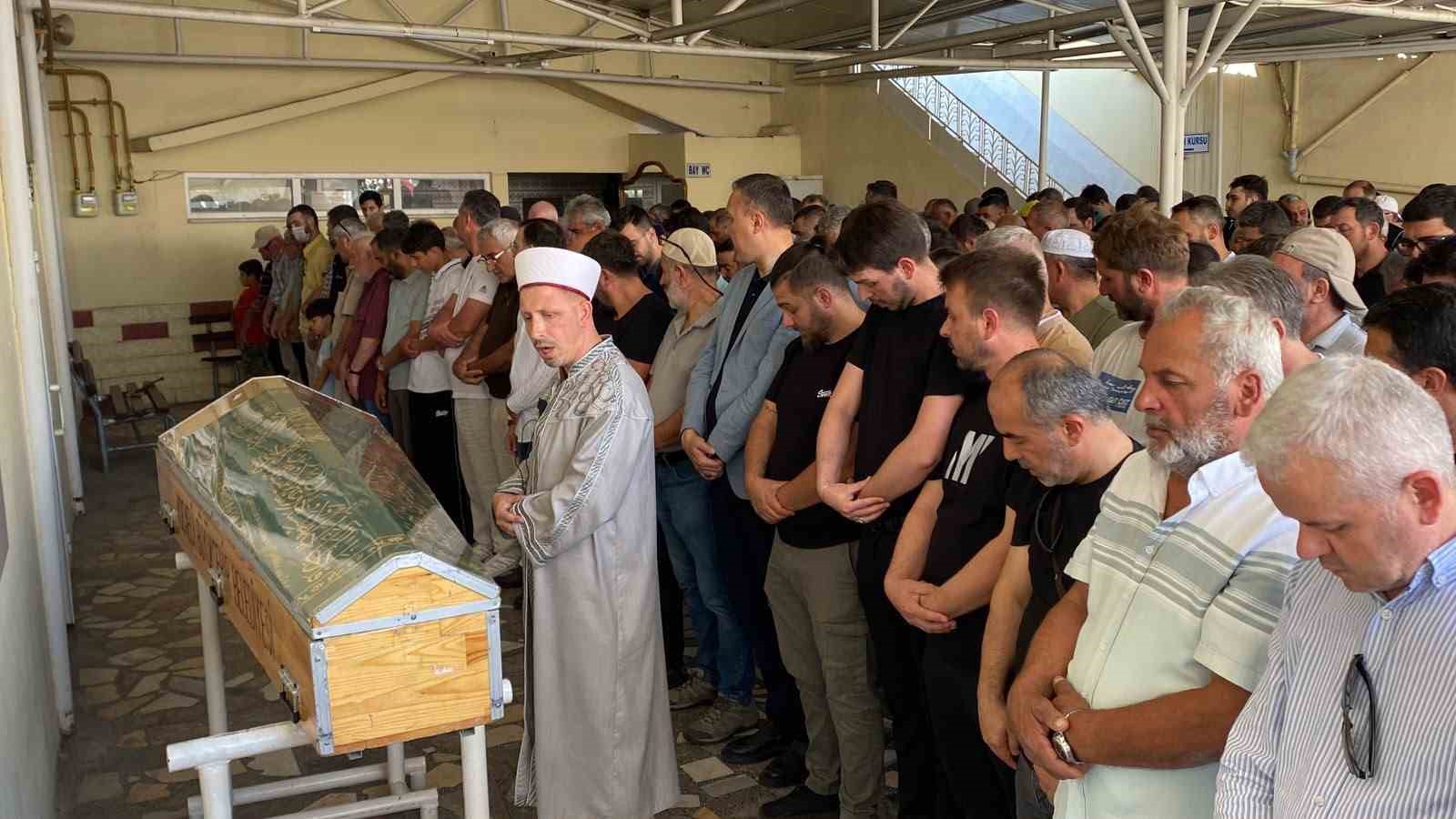 yegeni-tarafindan-pala-ile-oldurulen-adam-topraga-verildi
