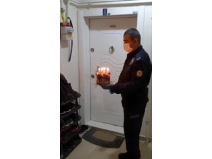 Evden Çıkamayan Çocuğa Polisten Doğum Günü Sürprizi