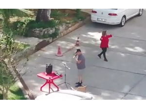 Evlerine Kapanan Site Sakinlerine Evli Çiftten Açık Hava Konseri