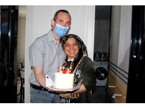 Evden Çıkamayan Çift Belediye Başkanından Doğum Günü Pastası İstedi