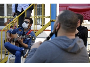 Sokağa Çıkma Kısıtlamasında Halka Mini Konser