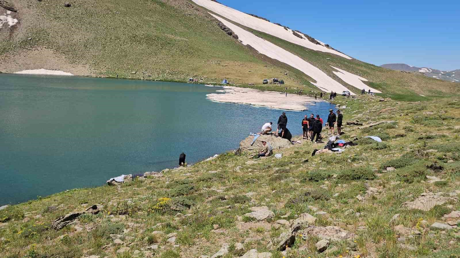 sicaktan-bunalanlar-calyan-golu-ne-akin-ediyor