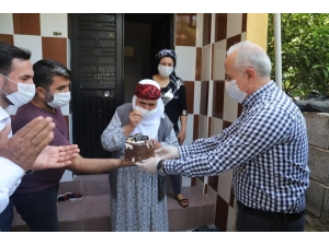 Gültak’tan Sokağa Çıkma Yasağında Sürpriz Doğum Günü Ziyareti