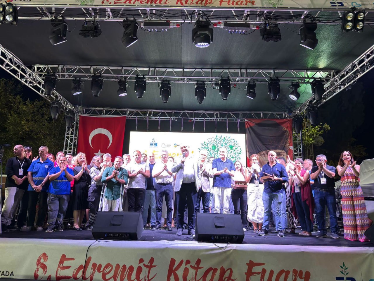 8-edremit-kitap-fuari-7-gunluk-kultur-ve-sanat-yolculugunun-ardindan-sona-erdi
