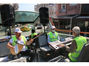 Üstü Açık Otobüsten Verilen Konser Tüm İlçeye Balkondan Göbek Attırdı