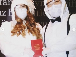 Sağlıkçı Çift Koruyucu Tulumla Evlendi, Canlı Yayında Düğün Yaptı