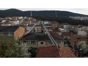 Sultanbeyli’de Çatı Yangını Korkuttu