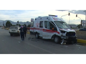 Isparta’da Ambulans İle Otomobil Çarpıştı: 1’i Ağır 2 Yaralı