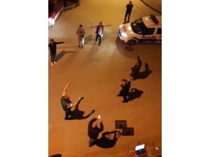 9/8’lik Moral Konserine Dayanamadılar, Sokağa İnip Sosyal Mesafeli Çiftetelli Oynadılar