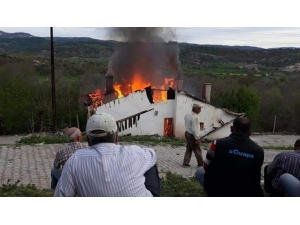 Nallıhan’da Çıkan Yangında Bir Ev Kül Oldu