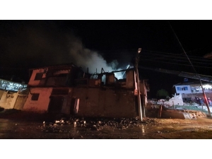 Uşak’ta İki Ev Alev Alev Yandı