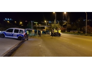 293 Promil Alkollü Sürücü Kırmızı Işıkta Bekleyen Sivil Polis Aracına Çarptı: 1 Yaralı