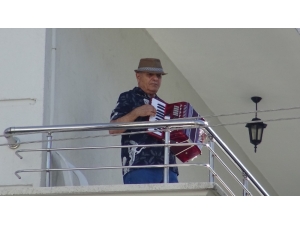 15 Yıldır Eline Almadığı Akordiyonu Komşuları İçin Çaldı