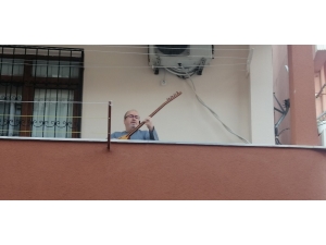 Faruk Dededen Balkonda Bağlamalı Müzik Ziyafeti