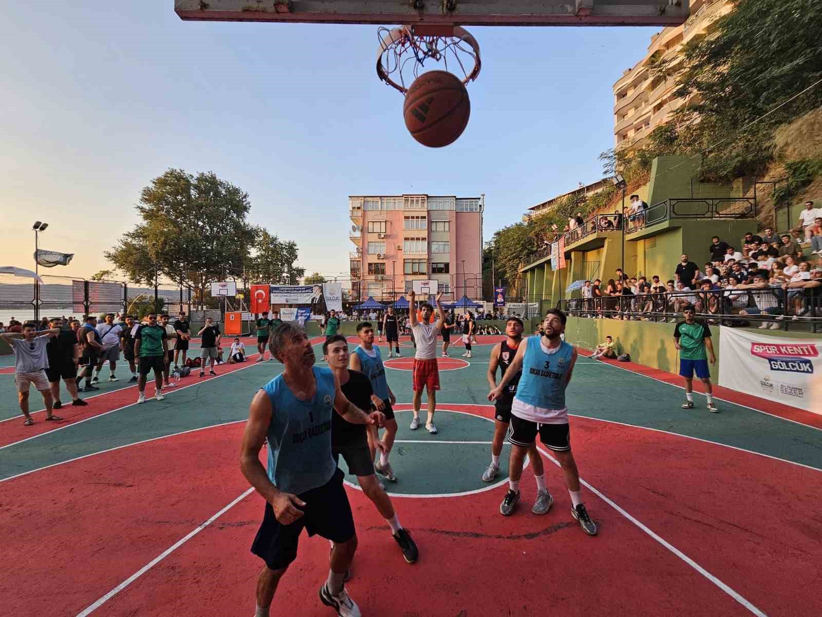 golcuk-te-potalar-sokak-basketbolu-icin-kuruluyor