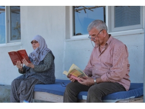 Korona Virüsle Kitap Okuyarak Mücadele Ediyorlar