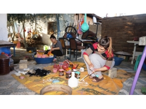 Sokağa Çıkma Kısıtlamasında Evlerinin Bahçesini Renklendirdiler