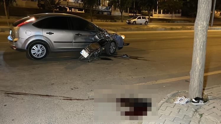motosiklet-otomobile-ok-gibi-saplandi-1-olu-1-yarali